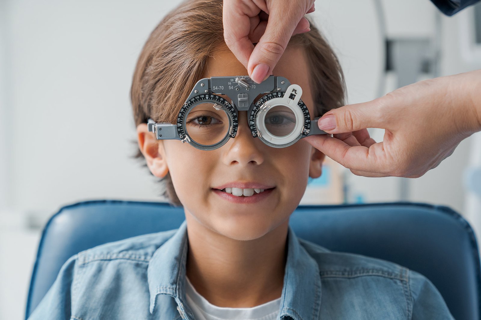 young-boy-with-phoropter-during-sight-testing-eye-2022-04-20-16-57-08-utc.jpg